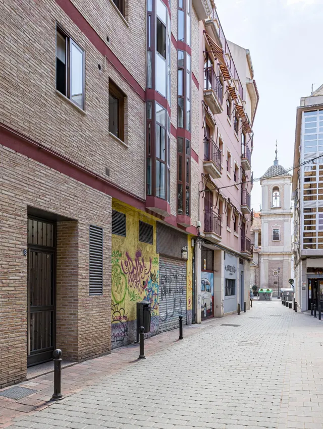 DOBLE PLAZA DE GARAJE EN VENTA CON UN AMPLIO ALMACÉN , ZONA 