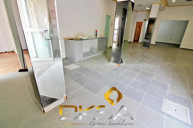 Amplio local comercial esquinero, con grandes ventanales y b - foto 3