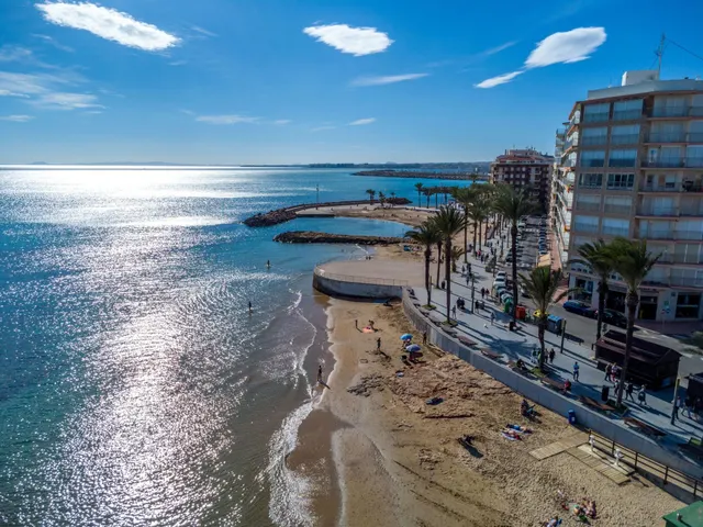 APARTAMENTOS SOLEADOS JUNTO A LA PLAYA — 29