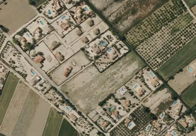 ¡Oportunidad Única! Finca Rústica de 13.570 m2 con Agua, Luz