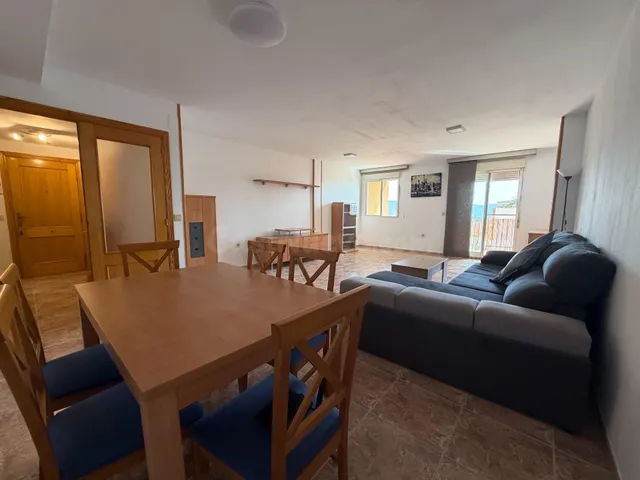 Piso amplio y muy luminoso con ascensor y comunidad incluidos – 800 €/mes (posibilidad de plaza de garaje en el mismo edificio por 50€ mas al mes) — 2