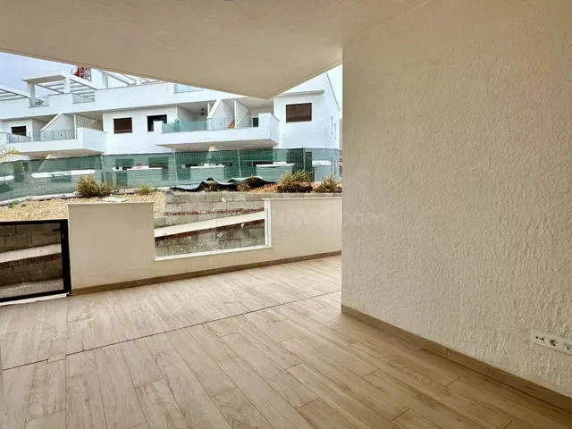 BUNGALOW EN PLANTA BAJA CON DOS TERRAZAS, PISCINA Y PARKING  - foto 2