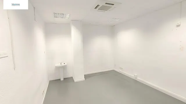 LOCAL DE 1100 M2 EN ZONA FERIA — 26