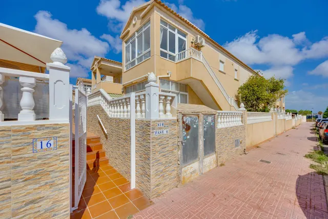 Bungalow planta alta reformado, en residencial con piscina comunitaria — 26