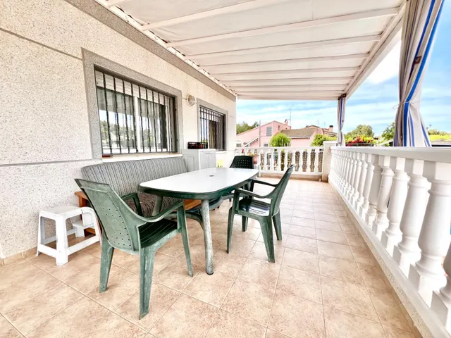 Casa o chalet independiente en venta en Calle Amadeu Vives — 10