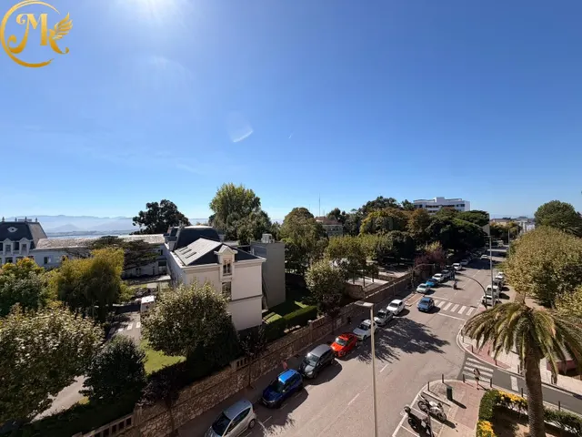 Primera línea, frente a Santa Clotile. Piso al SUR con ascen