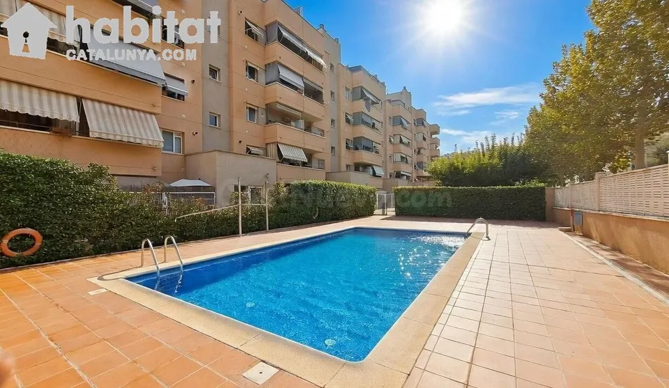¡Luminoso piso en Martorell con piscina y parking en zona tranquila junto al centro!