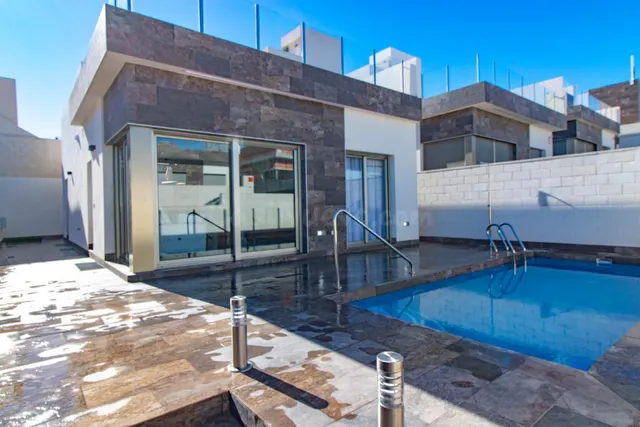 AMPLIO CHALET CON PISCINA PRIVADA