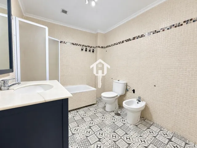 PISO EN VENTA EN ALICANTE. ZONA DE LA FLORIDA. 79m2, 2 habitaciones, 1 BAÑO, AMPLIO PATIO, PRIMERA PLANTA CON ASCENSOR. — 18