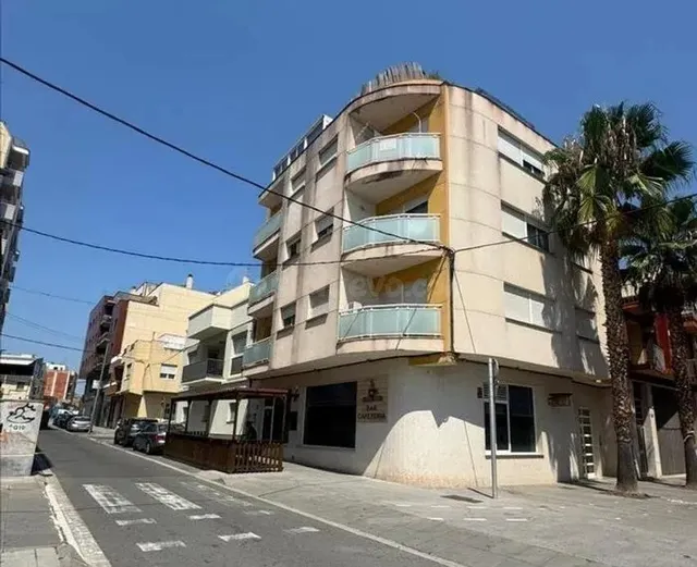 SE VENDE piso OKUPADO en Calle Cervantes Nº 22 Amposta (Tarr