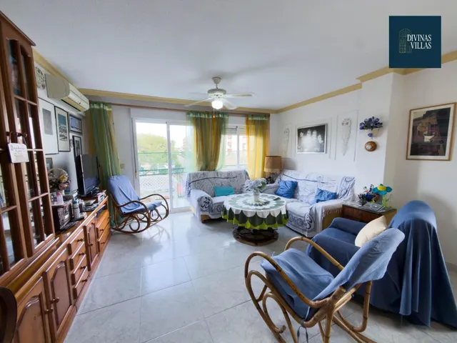 Piso en venta a 100 m de la playa de Las Delicias - foto 2