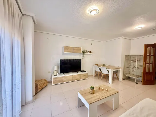 ESUPENDA VIVIENDA EN ORIHUELA, SEMI-NUEVA, RODEADA DE SERVIC - foto 5