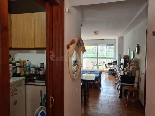 Apartamento con terraza y piscina a solo 25 m de la playa de - foto 3