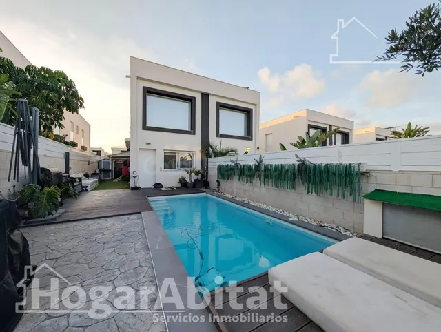 ¡Precioso Chalet! Seminuevo, amplio y luminoso, con piscina 