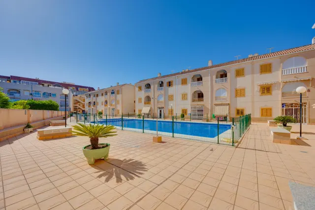 Apartamento de 3 dormitorios y piscina comunitaria en Acequion, Torrevieja — 20