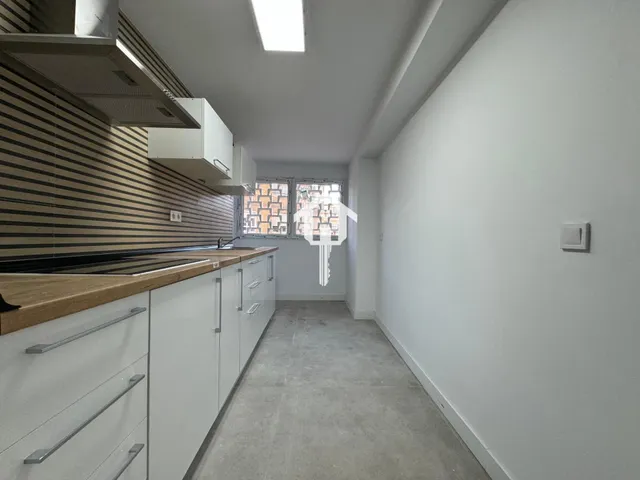Inmoparadise les ofrece espectacular vivienda en venta en Alicante centro, el edificio los representantes . 120m2, 3 dormitorios, dos baños,reformada. — 33