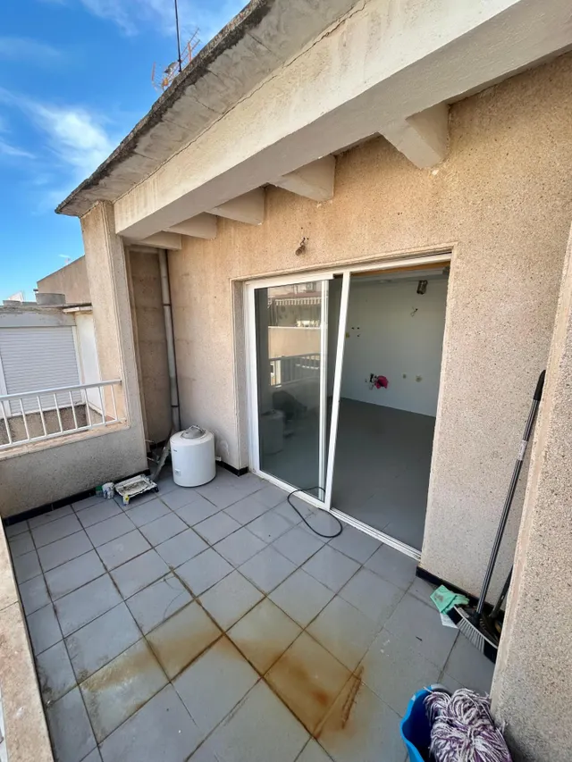 ¡Oportunidad Única! Ático para Reformar en el Centro de Torrevieja con Vistas Despejadas. — 17
