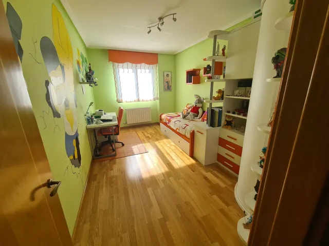 Se vende amplísimo apartamento, amueblado y equipado, cocina, salón, 2 hab., 2 baños. Para entrar. — 13