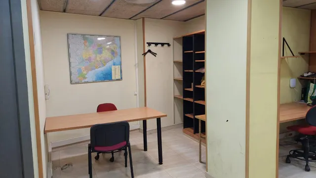 Local comercial junto a Avenida Madrid — 7