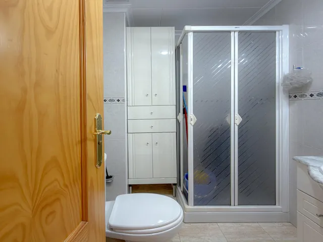 Centro! Estupendo apartamento con 2 dormitorios y 2 baños + Terraza con vistas laterales al mar + Piscina comunitaria — 15