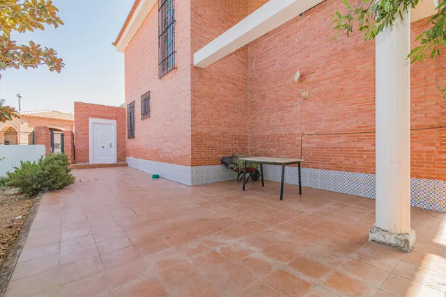¡Oportunidad Única! Se Vende Magnífica Casa en Esquina con Amplia Parcela — 44