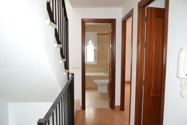 Tu próximo hogar en Sanlúcar la Mayor: tres dormitorios, patio y sótano — 33
