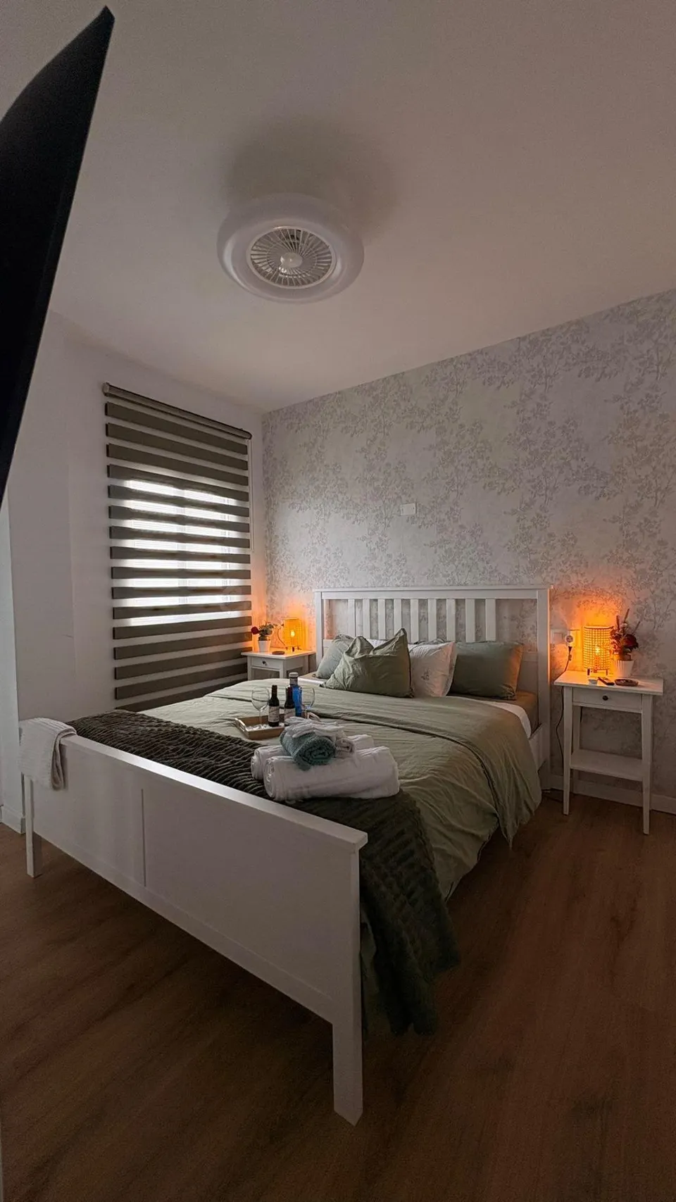 Se alquila habitación con mini cocina y  baño privado en piso totalmente reformado en El Batán