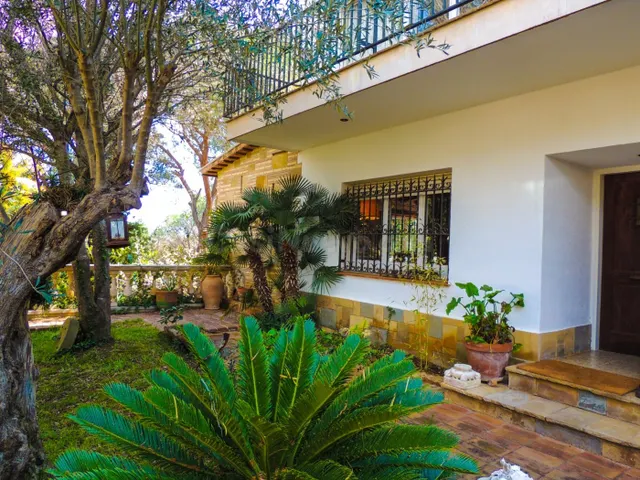 Villa con licencia turística en la urbanización La Montgoda. - foto 3