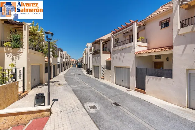 ADOSADA EN URBANIZACIÓN EN HUETOR VEGA — 48