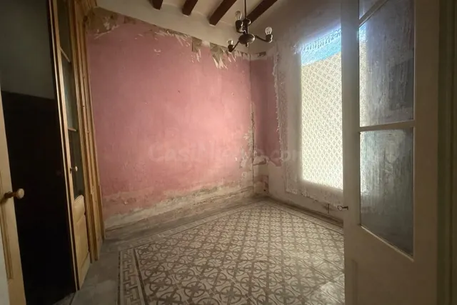 CASA EN EL CENTRO DE SABADELL PARA REFORMAR - foto 5
