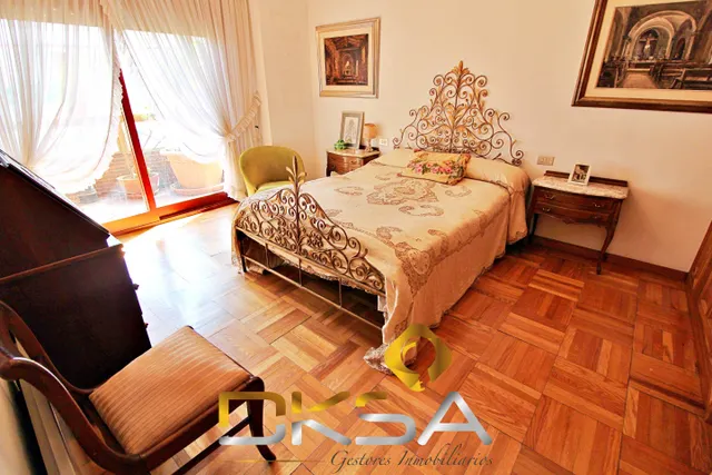 320 m2, 5 habitaciones y un salón de 80 m2: esto no es un piso, es casi un mundo aparte — 15
