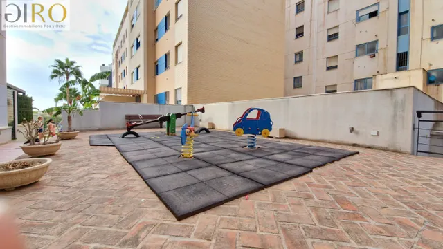 Luz, espacio y calidad de vida en teatinos: piso de 3 dormitorios con garaje, trastero y recinto con piscina — 32