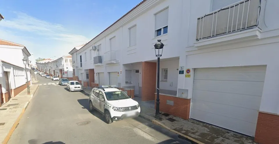 Venta de Adosado en Gibraleón, Huelva. Activo Sin Posesión / Alquilado, No se Puede Visitar.