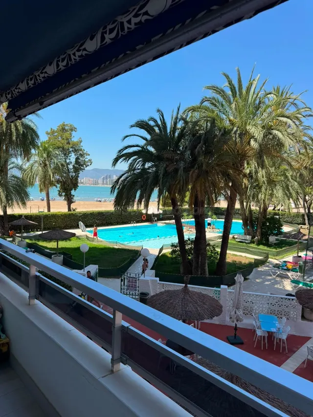 Apartamento reformado en primera línea de playa con vistas a - foto 3