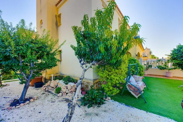 Gran bungalow planta baja en torrevieja: 4 hab, 1 baño — 6