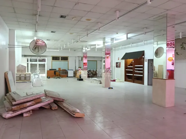 Se vende local comercial con sotano preparado para supermercado en buena zona de Aspe — 28