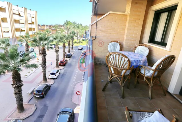 ¡Apartamento de tres dormitorios y dos baños en venta en la 