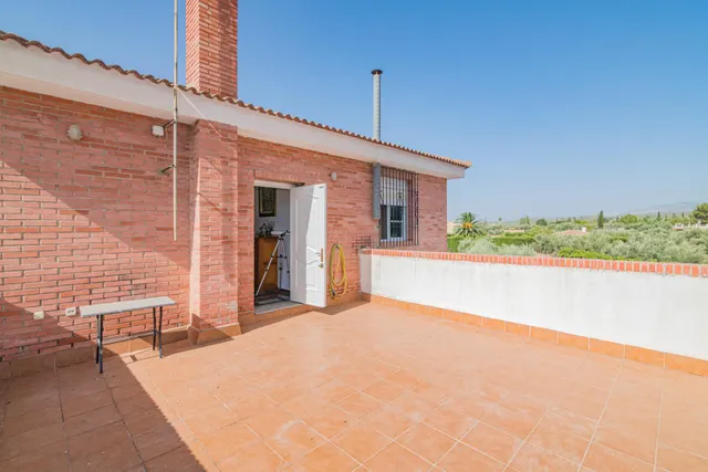 ¡Oportunidad Única! Se Vende Magnífica Casa en Esquina con Amplia Parcela — 24