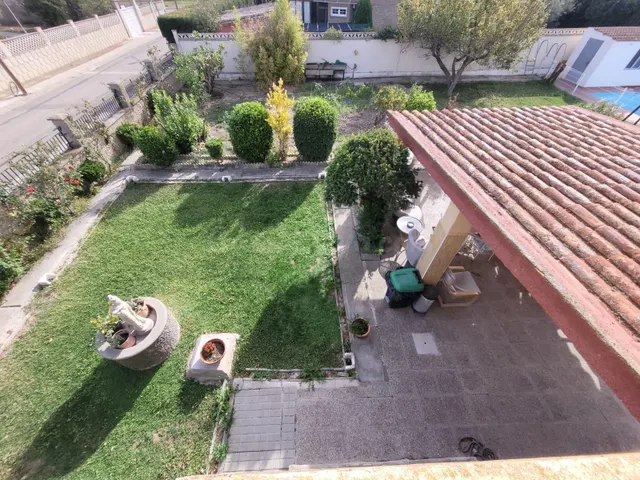 Impresionante Chalet con Amplio Terreno y Piscina en las Afu - foto 3
