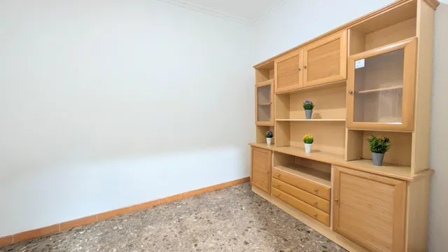 ¡Oportunidad única en la zona de Plaza de Barcelona!. Planta baja con entrada independiente y gran patio pisable. — 15