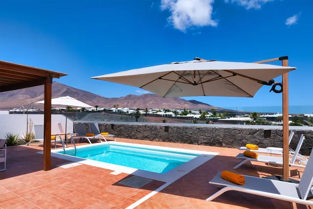Villa con piscina y vistas despejadas a hacia el paisaje vol