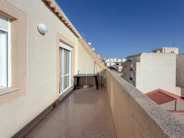 Oportunidad! Luminoso y encantador Ático con amplia terraza y excelentes vistas despejadas + Garaje cerrado incluido en el precio + Piscina comunitaria — 10
