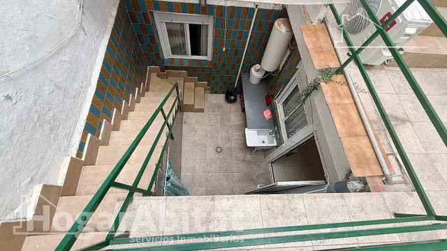 ¡Cerca del puerto! Casa espaciosa y semireformada con gran terraza, toda amueblada — 35