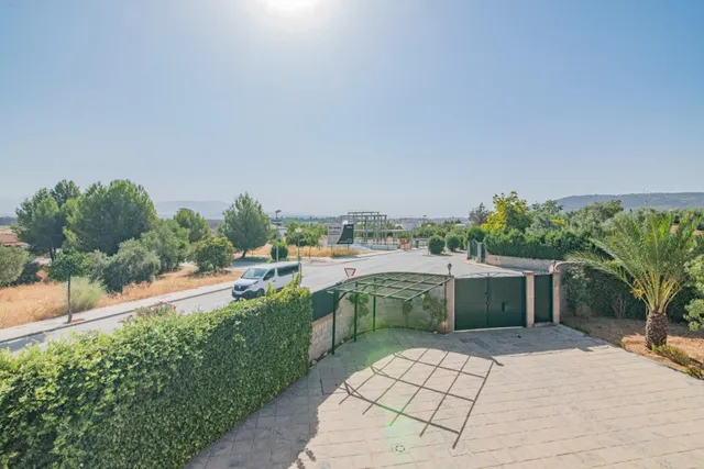 ¡Oportunidad Única! Se Vende Magnífica Casa en Esquina con Amplia Parcela — 25