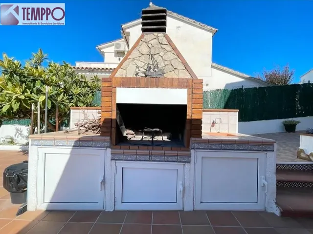 Chalet independiente con piscina privada, 5 dormitorios y placas solares en parcela de 450 m2 — 36