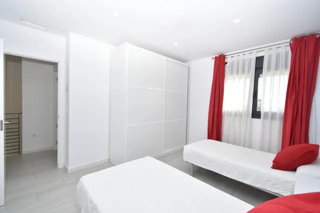 PAREADO DE RECIENTE CONSTRUCCIÓN CON PISCINA PRIVADA EN MOLINO VIEJO — 22
