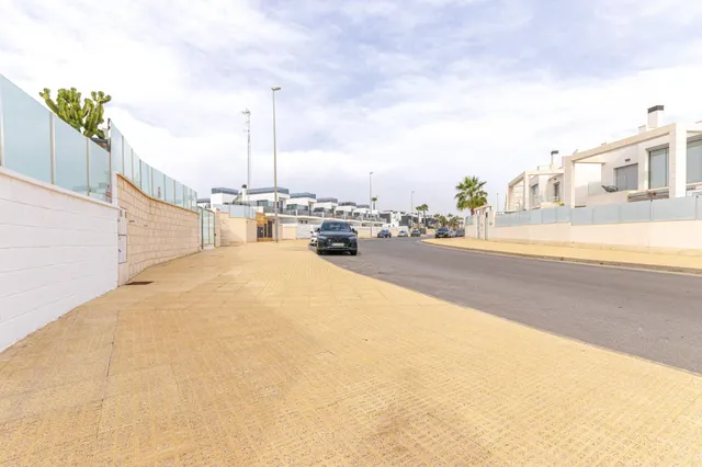 VILLA DE 3 DORMITORIOS Y 3 BAÑOS CON PISCINA EN LOMAS DE CABO ROIG, ORIHUELA COSTA — 18