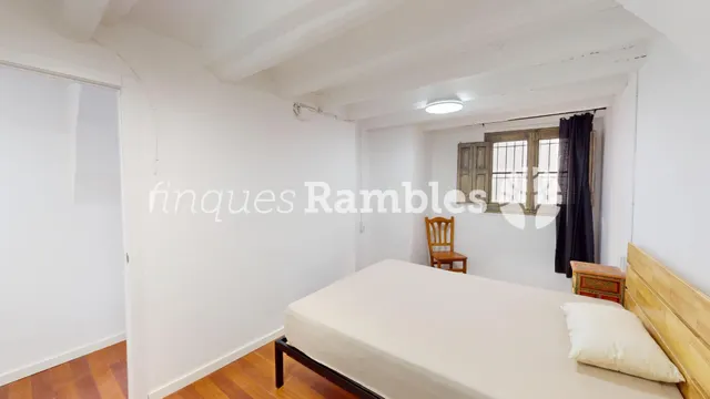 Casa de poble al centre de La Pobla de Claramunt amb molt potencial — 11