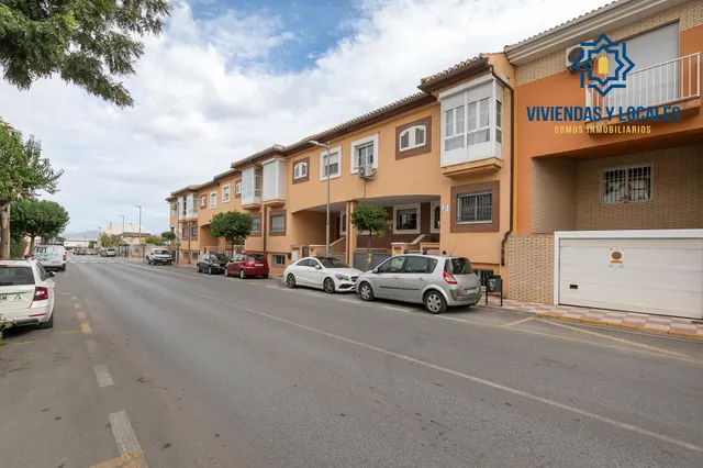 ¡Tu nuevo hogar te espera en Churriana de la Vega! Casa adosada con patio, garaje y futura parada de metro a pocos pasos. — 31