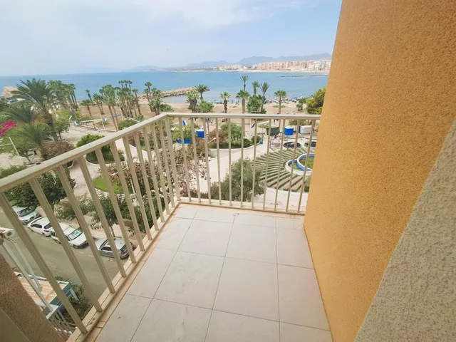 Piso de 4 dormitorios en primera línea de La Colonia con espectaculares vistas a la playa — 3